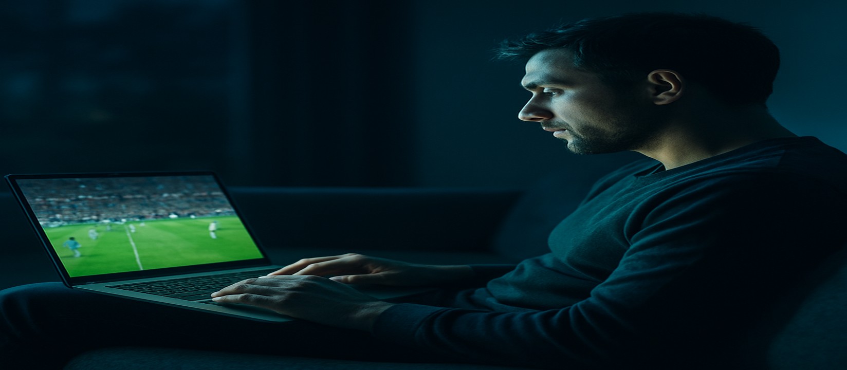 সোফায় বসে 456db প্ল্যাটফর্মে ল্যাপটপে গেম করছেন একজন ব্যবহারকারী